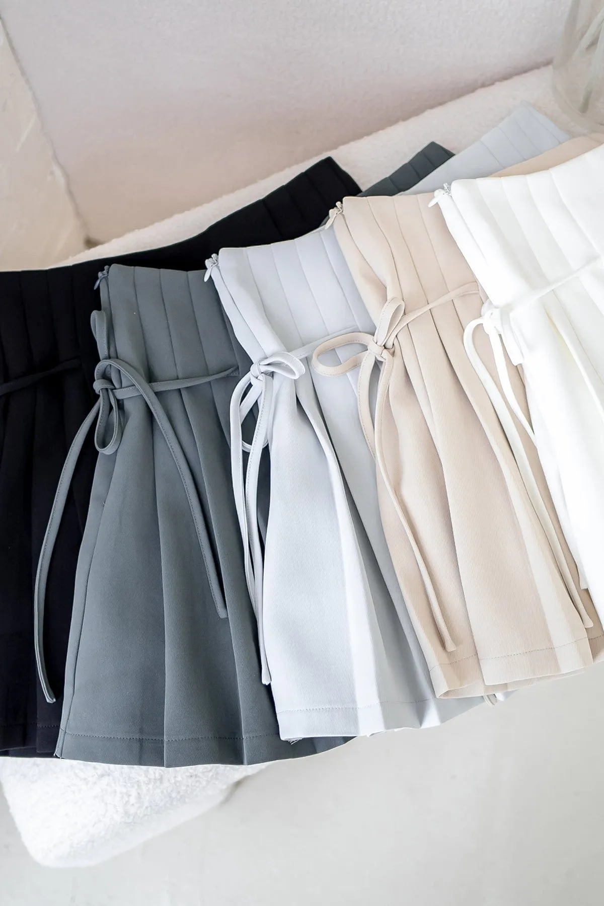 LILLEE RIBBON PLEATED SKORTS IN WHITE